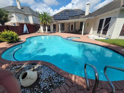 Spacious 5-bedroom king bed with a pool in wonderful Mission 