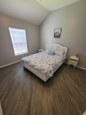 5 bedrooms, WiFi, bed sheets - Spacious 5-bedroom king bed with a pool in wonderful Mission  (Mission)