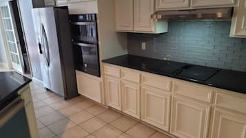 Mikrobølgeovn, ovn, kogeplade, opvaskemaskine