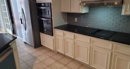 Spacious 5-bedroom king bed with a pool in wonderful Mission
