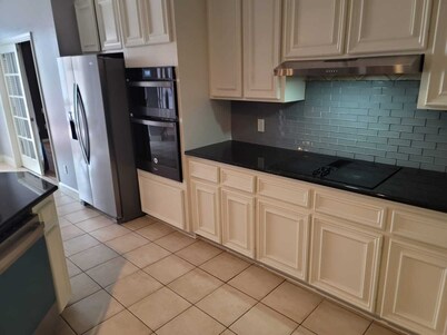 Spacious 5-bedroom king bed with a pool in wonderful Mission 