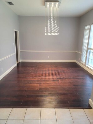 Interior - Spacious 5-bedroom king bed with a pool in wonderful Mission  (Mission)