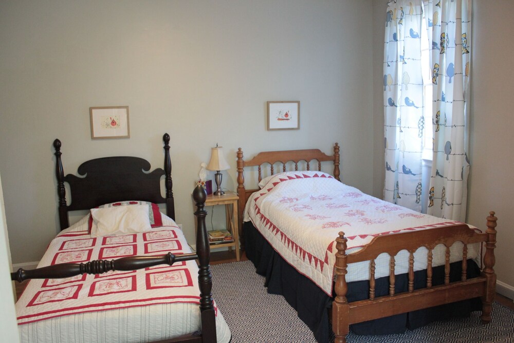 Blue Jay Bungalow 3 bedroom with private outdoor porches, kidfriendly