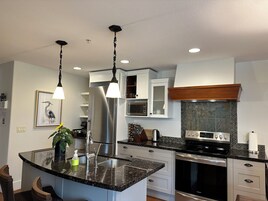 Family Suite, Mountain View | Dapur peribadi | Peti sejuk/penyejuk beku saiz penuh, ketuhar gelombang mikro, ketuhar