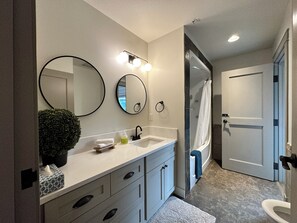 Suite Familiale, vue montagne | Salle de bain | Sèche-cheveux, savon, shampoing, papier toilette