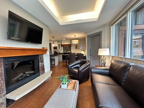 Familie suite, uitzicht op bergen | Woonruimte | Smart-tv en een open haard