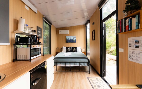 1 bedroom, bed sheets