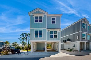 Exterior - Brilliant beach house located walking distance to beach with community pool (Orange Beach)