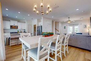 Dining - Brilliant beach house located walking distance to beach with community pool (Orange Beach)