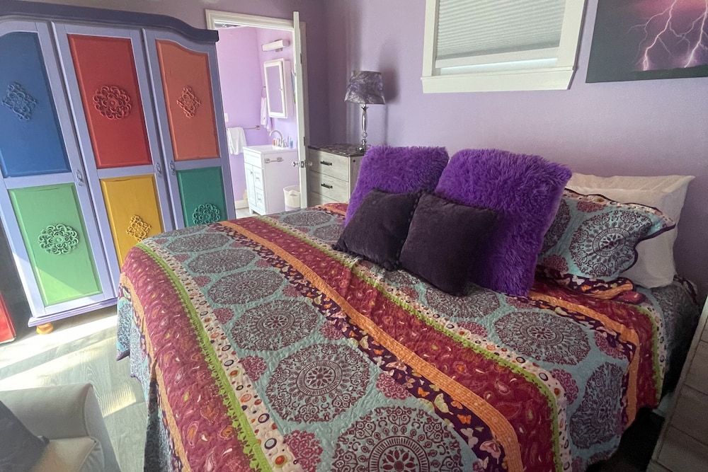 Cozy home with private pool, BBQ, central AC, enclosed yard Key West