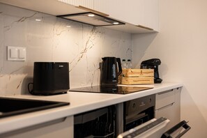 Jääkaappi, uuni, liesi, astianpesukone