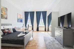 1 chambre, bureau, fer et planche à repasser, lit parapluie