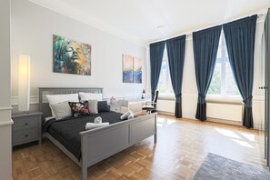1 Schlafzimmer, Schreibtisch, Bügeleisen/Bügelbrett, Reisekinderbett