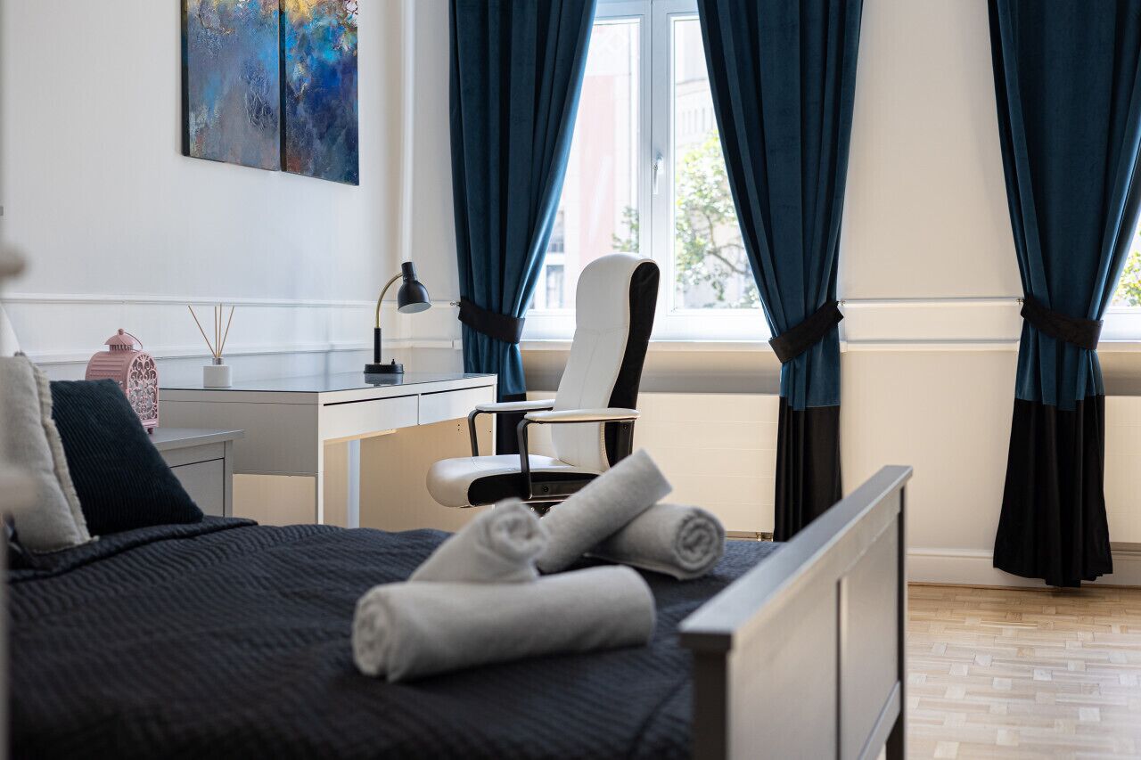 1 slaapkamer, een bureau, een strijkplank/strijkijzer, reisbedje