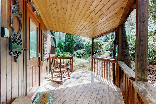 Cozy cabin retreat, private setting, surrounded by nature