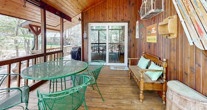 Cozy cabin retreat, private setting, surrounded by nature