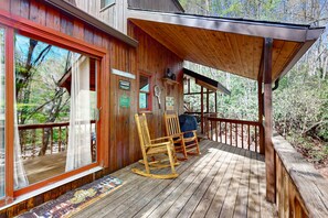 Terrace/patio - Cozy cabin retreat, private setting, surrounded by nature (Boone)