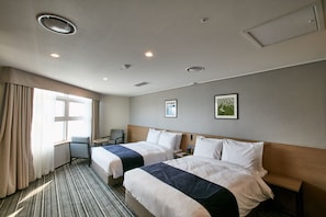 Junior Suite | In-room safe, desk, laptop workspace, blackout drapes