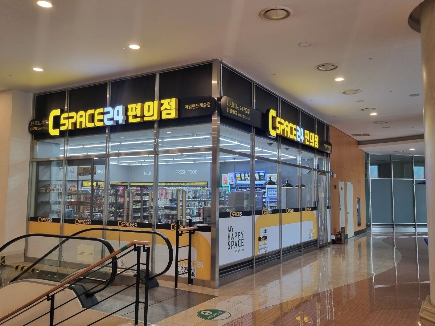 Ein C-Space24 Kiosk mit Glastür, Laufbändern und einem ordentlichen Innenraum.