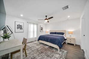 4 makuuhuonetta, työpöytä, silitysrauta/-lauta, vauvan matkasänky