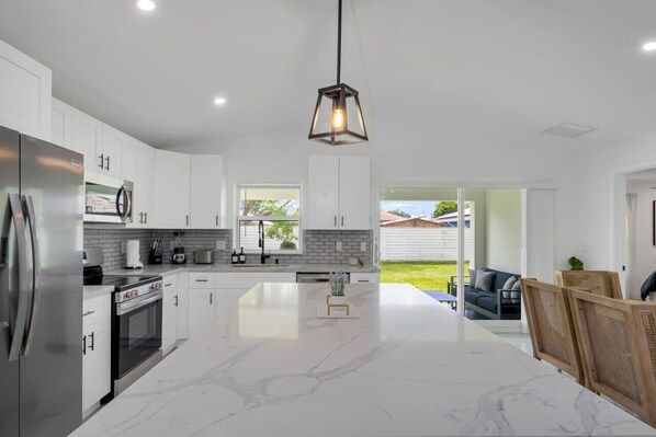 Jääkaappi, mikroaaltouuni, uuni, liesi