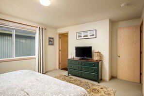 5 bedrooms, iron/ironing board, free WiFi - Wonderful North End Seaside Home, Fenced Backyard, Backyard Patio, 1 Mile to Shops, Food, and Fun (Seaside)