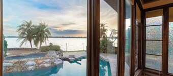 Luxury Lakefront 100,000 Gal Pool Resort Near Disney, Universal, SeaWorld,Outlet