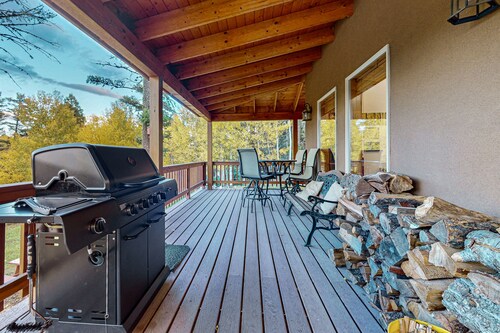 Serene Cabin with Wood-burning Fireplace, Gas Grill, WIFI & Jetted Tub