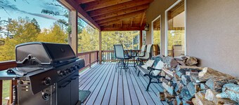Serene Cabin with Wood-burning Fireplace, Gas Grill, WIFI & Jetted Tub