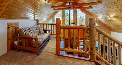 Serene Cabin with Wood-burning Fireplace, Gas Grill, WIFI & Jetted Tub