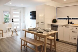 Fridge, microwave, oven, stovetop - 2 BDR Stylish Comfort Parkside (Vancouver)