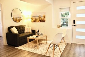 Smart TV, books - 2 BDR Stylish Comfort Parkside (Vancouver)