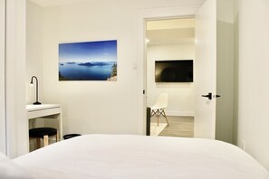 2 bedrooms, desk, iron/ironing board, travel cot - 2 BDR Stylish Comfort Parkside (Vancouver)