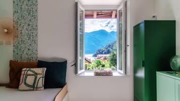 5 bedrooms, iron/ironing board, WiFi, bed sheets
