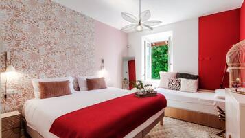 5 bedrooms, iron/ironing board, WiFi, bed sheets