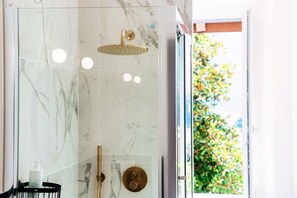 Douche, séchoir à cheveux, bidet