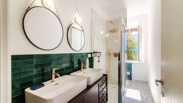 Dusche, Haartrockner, Bidet