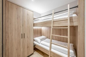 2 bedrooms, desk, soundproofing, free WiFi