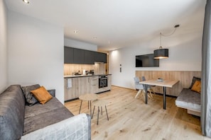 Desk, soundproofing, free WiFi - Falkners Five (Oetz)