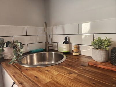 Peaceful, centrally located, 2 bedroom cottage minutes walk to Morwell CBD.