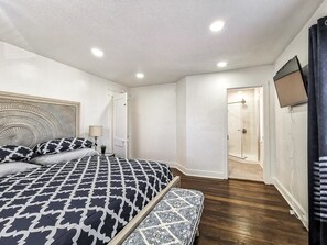 3 habitaciones, escritorio y tabla de planchar con plancha