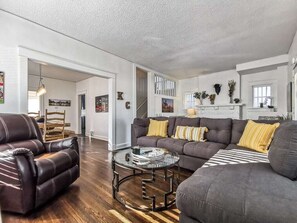 TV, fireplace, offices - House w/ Excellent Locale.  Beautifully remodeled! (Kansas City)