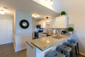 Fridge, microwave, oven, stovetop - 3BD/3BA Beauty! Summa (Branson)