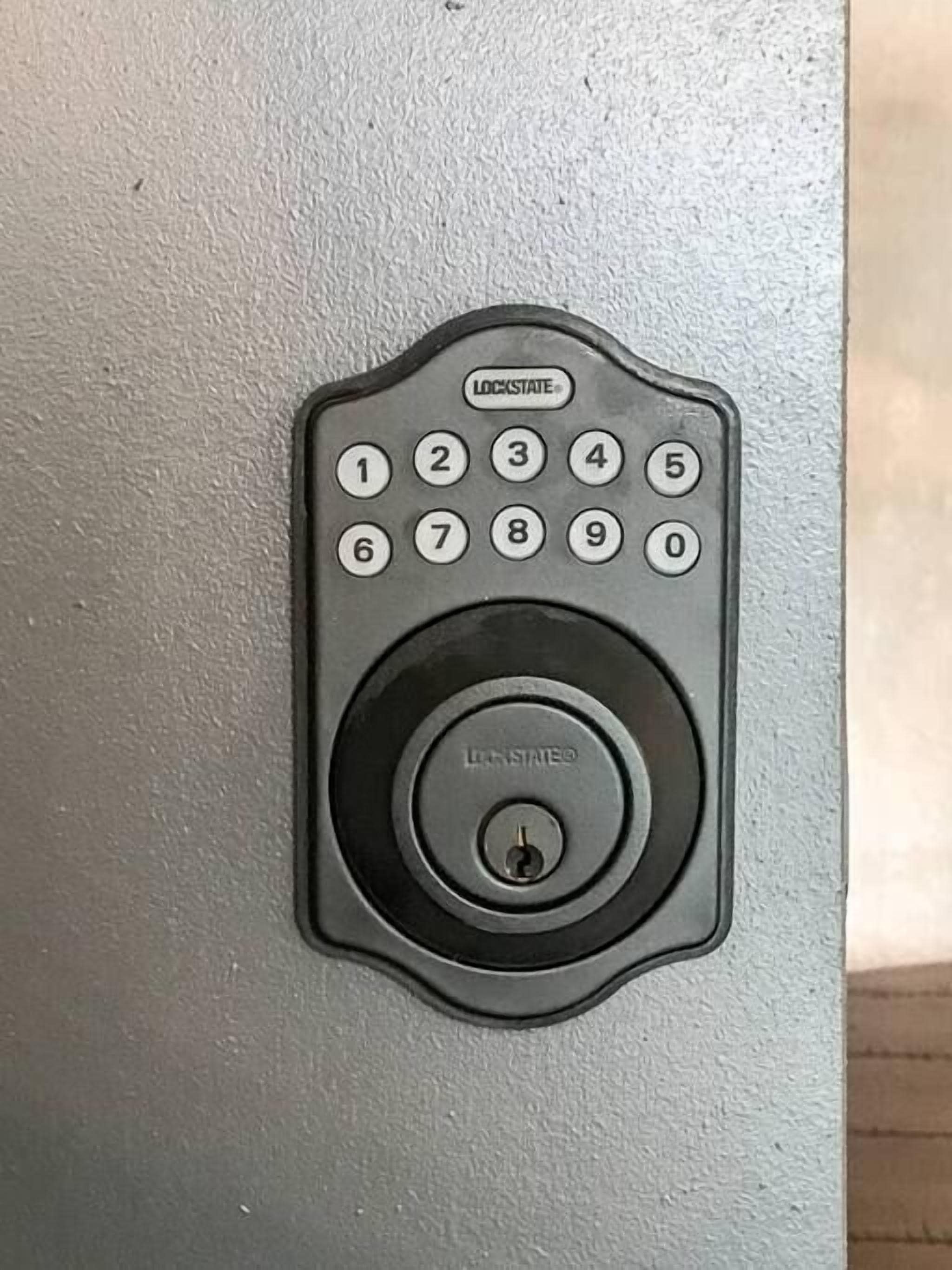 Tastiera con blocco sullo stipite di una porta.