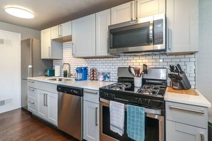 Frigorífico, microondas, horno y placa de cocina