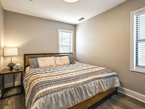 2 habitaciones, tabla de planchar con plancha, wifi y ropa de cama 