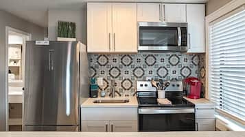 Fridge, stovetop, dishwasher
