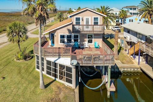 Jamaica Beach Canal Home | Community Pool | Kayaks | Huge Furnished Deck | Sunroom with Foosball