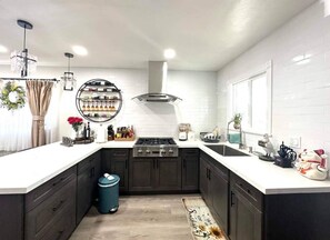 Kylskåp, mikrovågsugn, kaffe- och tebryggare och brödrost