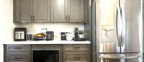 Kühlschrank, Mikrowelle, Wasserkocher mit Kaffee-/Teezubehör, Toaster